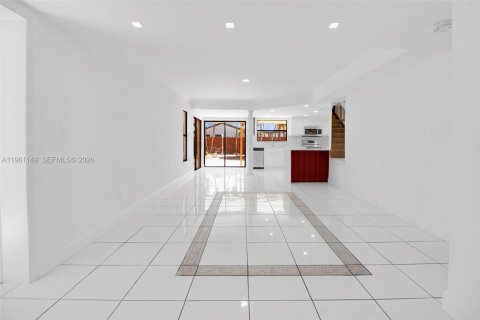 House in Miami, Florida 4 bedrooms, 211.07 sq.m. № 2022079 - photo 15