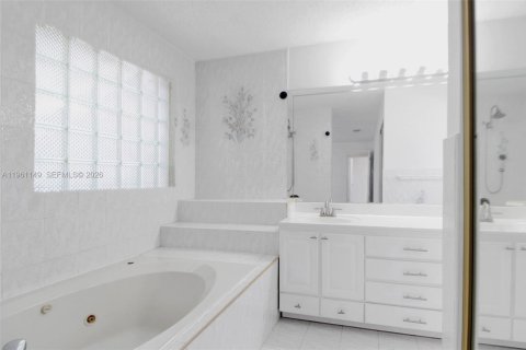 House in Miami, Florida 4 bedrooms, 211.07 sq.m. № 2022079 - photo 29