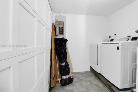 House in Miami, Florida 4 bedrooms, 211.07 sq.m. № 2022079 - photo 23