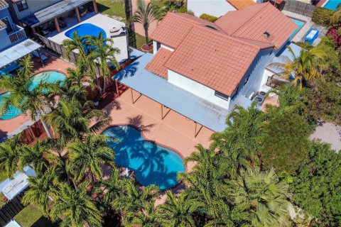 House in Miami, Florida 4 bedrooms, 211.07 sq.m. № 2022079 - photo 9