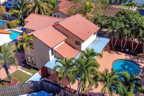 House in Miami, Florida 4 bedrooms, 211.07 sq.m. № 2022079 - photo 6