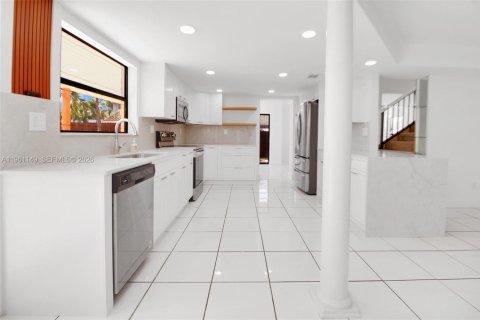 House in Miami, Florida 4 bedrooms, 211.07 sq.m. № 2022079 - photo 17