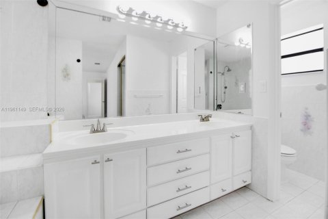 House in Miami, Florida 4 bedrooms, 211.07 sq.m. № 2022079 - photo 30