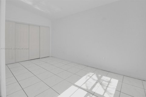 House in Miami, Florida 4 bedrooms, 211.07 sq.m. № 2022079 - photo 21