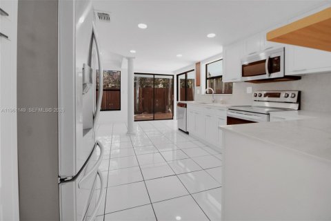 House in Miami, Florida 4 bedrooms, 211.07 sq.m. № 2022079 - photo 20