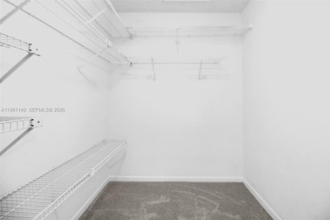 House in Miami, Florida 4 bedrooms, 211.07 sq.m. № 2022079 - photo 28