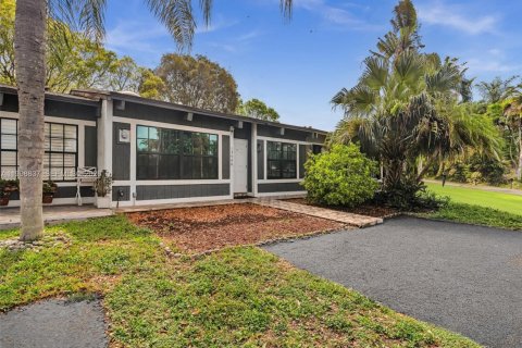 Townhouse in Miami, Florida 2 bedrooms, 113.53 sq.m. № 2060716 - photo 3