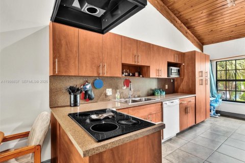 Townhouse in Miami, Florida 2 bedrooms, 113.53 sq.m. № 2060716 - photo 12