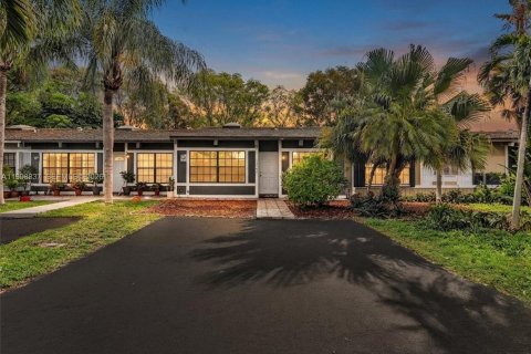 Townhouse in Miami, Florida 2 bedrooms, 113.53 sq.m. № 2060716