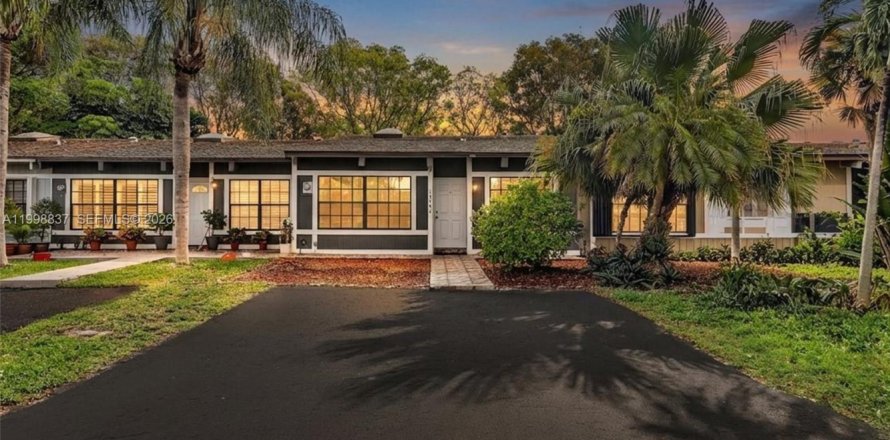 Townhouse in Miami, Florida 2 bedrooms, 113.53 sq.m. № 2060716