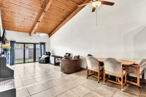 Townhouse in Miami, Florida 2 bedrooms, 113.53 sq.m. № 2060716 - photo 15