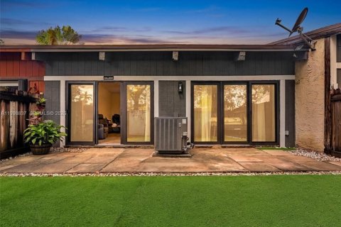 Townhouse in Miami, Florida 2 bedrooms, 113.53 sq.m. № 2060716 - photo 2