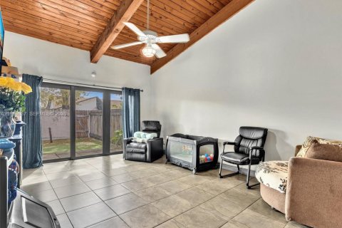 Townhouse in Miami, Florida 2 bedrooms, 113.53 sq.m. № 2060716 - photo 16