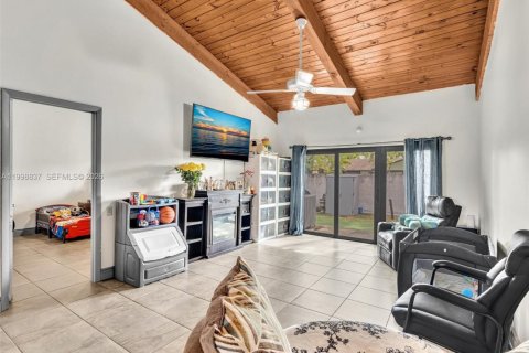 Townhouse in Miami, Florida 2 bedrooms, 113.53 sq.m. № 2060716 - photo 18