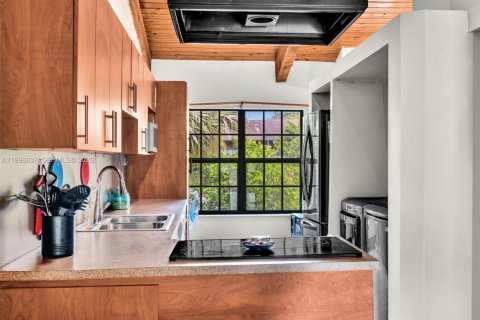 Townhouse in Miami, Florida 2 bedrooms, 113.53 sq.m. № 2060716 - photo 13