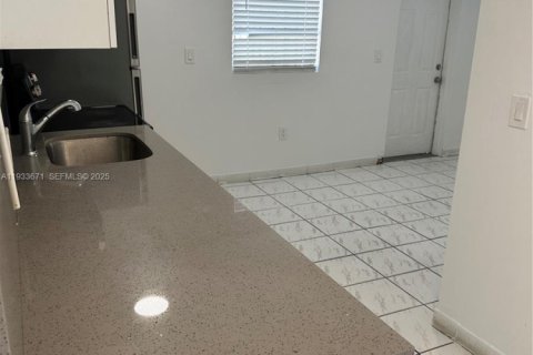 Снять в аренду виллу или дом в Майами, Флорида 2 спальни, 74.32м2, № 1992629 - фото 3