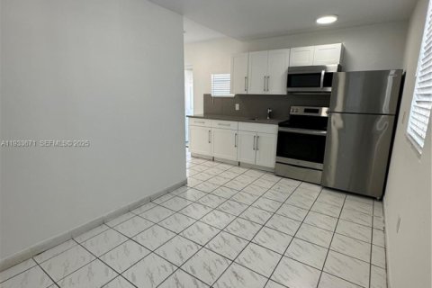 Снять в аренду виллу или дом в Майами, Флорида 2 спальни, 74.32м2, № 1992629 - фото 4