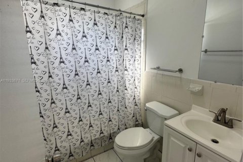 Снять в аренду виллу или дом в Майами, Флорида 2 спальни, 74.32м2, № 1992629 - фото 8