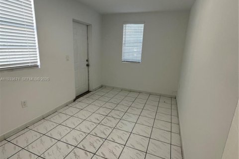 Снять в аренду виллу или дом в Майами, Флорида 2 спальни, 74.32м2, № 1992629 - фото 2