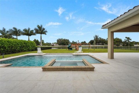 Villa ou maison à vendre à Sarasota, Floride: 4 chambres, 292.46 m2 № 2408782 - photo 10