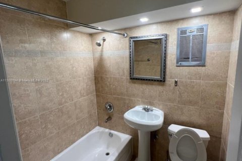 Condo in Lighthouse Point, Florida, 2 bedrooms  № 2387932 - photo 10