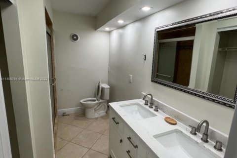 Condo in Lighthouse Point, Florida, 2 bedrooms  № 2387932 - photo 13