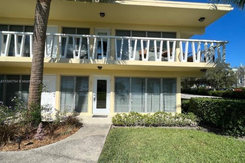 Condo in Lighthouse Point, Florida, 2 bedrooms  № 2387932 - photo 1