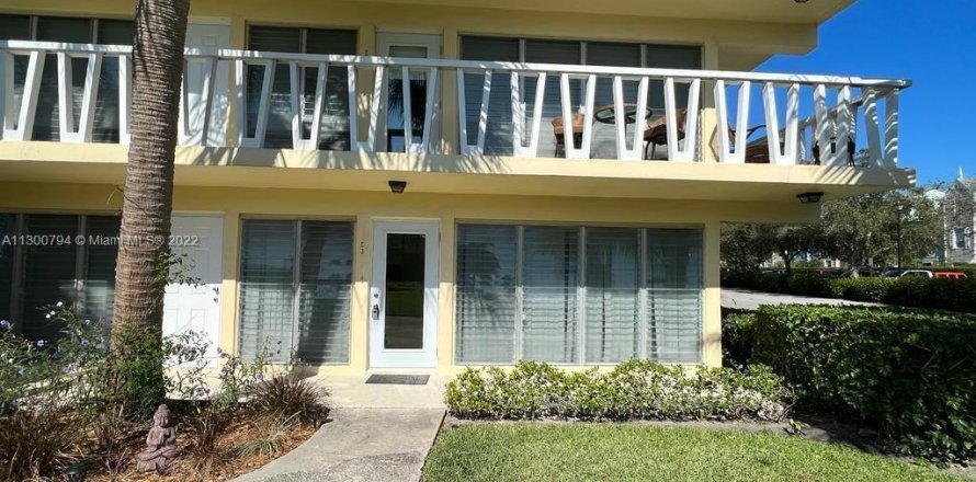 Condo in Lighthouse Point, Florida, 2 bedrooms  № 2387932