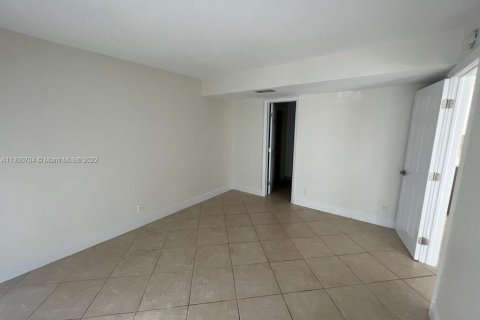 Condo in Lighthouse Point, Florida, 2 bedrooms  № 2387932 - photo 12