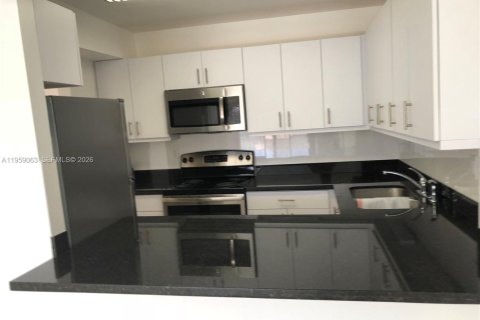 Condominio en alquiler en Miami, Florida, 1 dormitorio, 62.24 m2 № 2025982 - foto 2