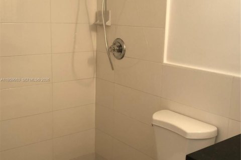 Condominio en alquiler en Miami, Florida, 1 dormitorio, 62.24 m2 № 2025982 - foto 12