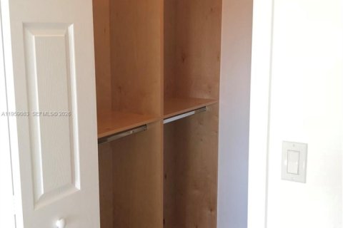 Condominio en alquiler en Miami, Florida, 1 dormitorio, 62.24 m2 № 2025982 - foto 9