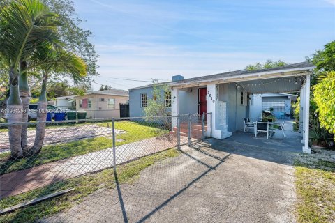 Commercial property in Miami, Florida 247.03 sq.m. № 2090432 - photo 8