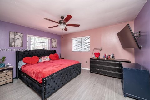 Commercial property in Miami, Florida 247.03 sq.m. № 2090432 - photo 25