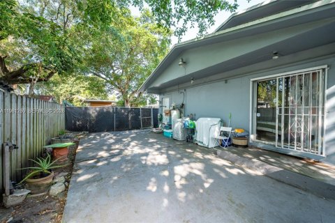 Commercial property in Miami, Florida 247.03 sq.m. № 2090432 - photo 30