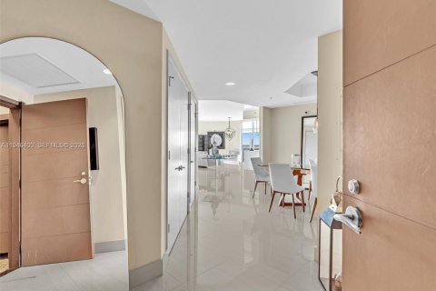 Condominio en venta en North Miami Beach, Florida, 2 dormitorios, 185.71 m2 № 2002756 - foto 3