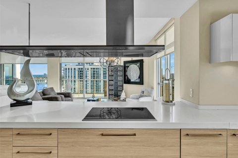 Condominio en venta en North Miami Beach, Florida, 2 dormitorios, 185.71 m2 № 2002756 - foto 25