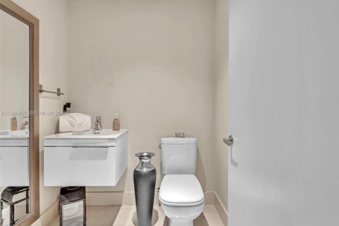 Condominio en venta en North Miami Beach, Florida, 2 dormitorios, 185.71 m2 № 2002756 - foto 4