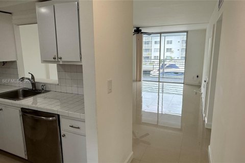 Condo in North Miami Beach, Florida, 2 bedrooms № 2081181 - photo 6