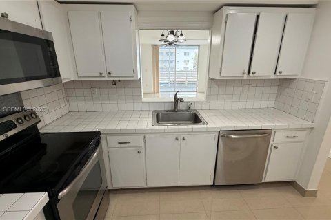 Condo in North Miami Beach, Florida, 2 bedrooms № 2081181 - photo 11