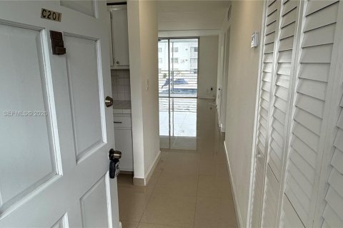 Condo in North Miami Beach, Florida, 2 bedrooms № 2081181 - photo 5