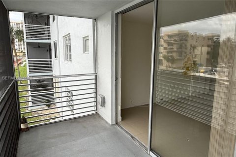 Condo in North Miami Beach, Florida, 2 bedrooms № 2081181 - photo 19