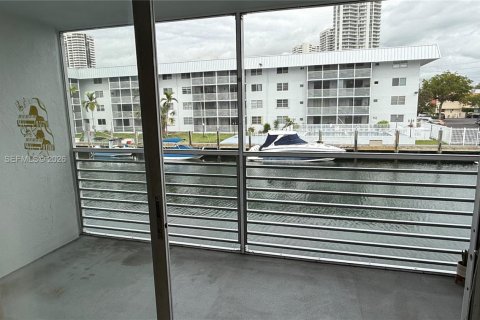 Condo in North Miami Beach, Florida, 2 bedrooms № 2081181 - photo 18