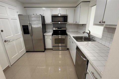 Condo in North Miami Beach, Florida, 2 bedrooms № 2081181 - photo 7