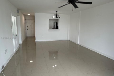 Condo in North Miami Beach, Florida, 2 bedrooms № 2081181 - photo 22