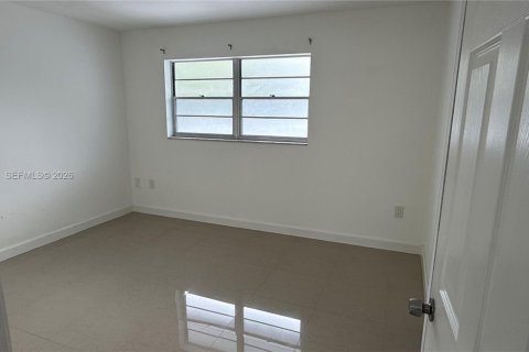 Condo in North Miami Beach, Florida, 2 bedrooms № 2081181 - photo 27