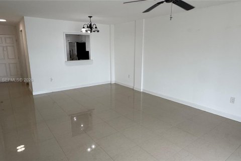 Condo in North Miami Beach, Florida, 2 bedrooms № 2081181 - photo 16