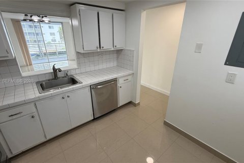 Condo in North Miami Beach, Florida, 2 bedrooms № 2081181 - photo 9