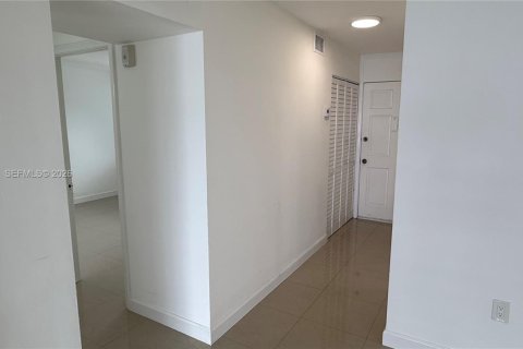 Condo in North Miami Beach, Florida, 2 bedrooms № 2081181 - photo 25