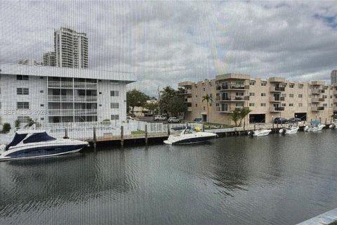 Condo in North Miami Beach, Florida, 2 bedrooms № 2081181 - photo 21